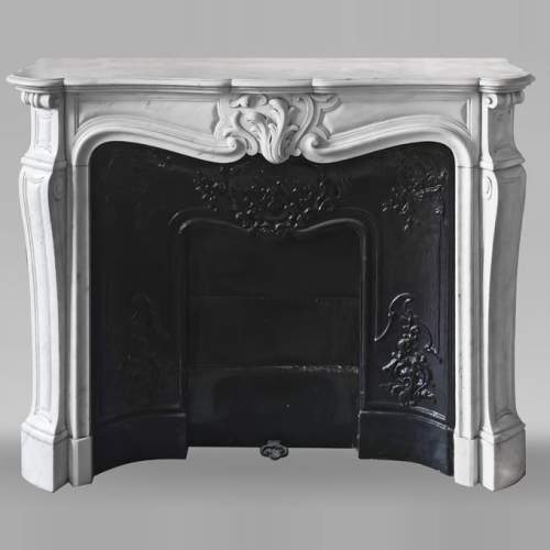 Cheminée de style Louis XV en marbre de Carrare à la coquille asymétrique
