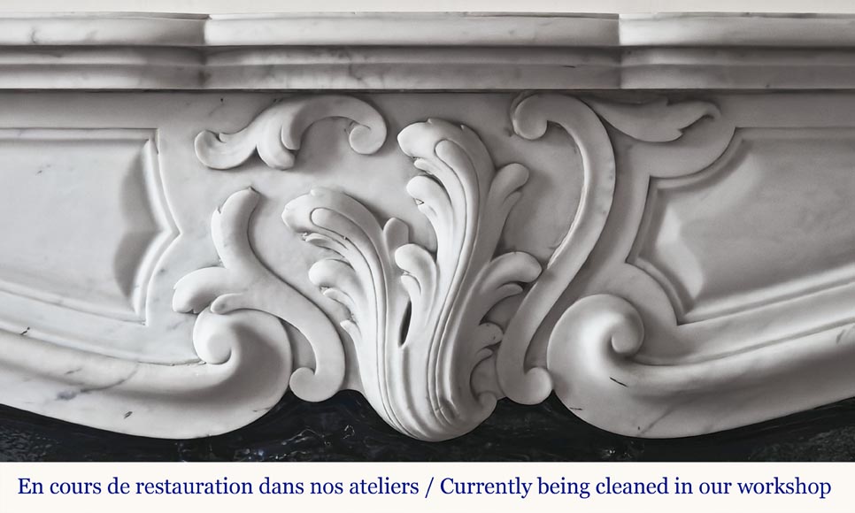 Cheminée de style Louis XV en marbre de Carrare à la coquille asymétrique Cheminée de style Louis XV en marbre de Carrare à la coquille asymétrique-1