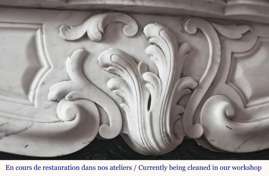 Cheminée de style Louis XV en marbre de Carrare à la coquille asymétrique Cheminée de style Louis XV en marbre de Carrare à la coquille asymétrique-2