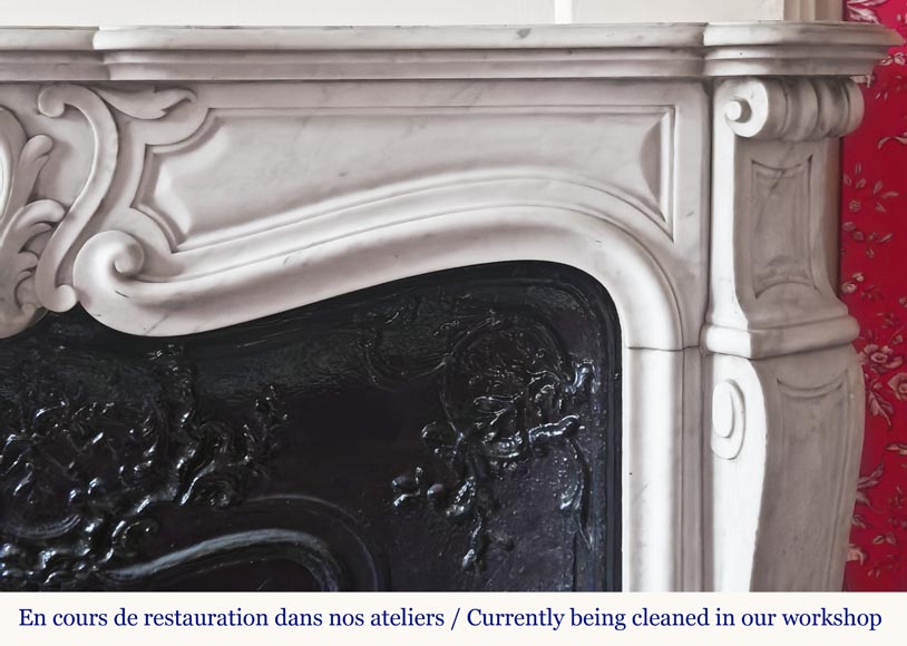 Cheminée de style Louis XV en marbre de Carrare à la coquille asymétrique Cheminée de style Louis XV en marbre de Carrare à la coquille asymétrique-7