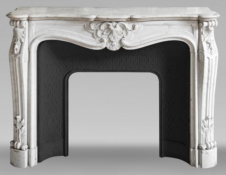 Cheminée de style Louis XV en marbre de Carrare, décorée d'une palmette Cheminée de style Louis XV en marbre de Carrare, décorée d'une palmette-0