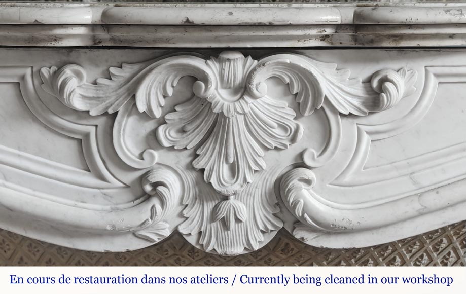Cheminée de style Louis XV en marbre de Carrare, décorée d'une palmette Cheminée de style Louis XV en marbre de Carrare, décorée d'une palmette-1