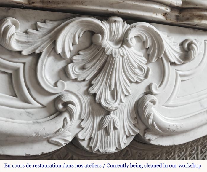 Cheminée de style Louis XV en marbre de Carrare, décorée d'une palmette Cheminée de style Louis XV en marbre de Carrare, décorée d'une palmette-2