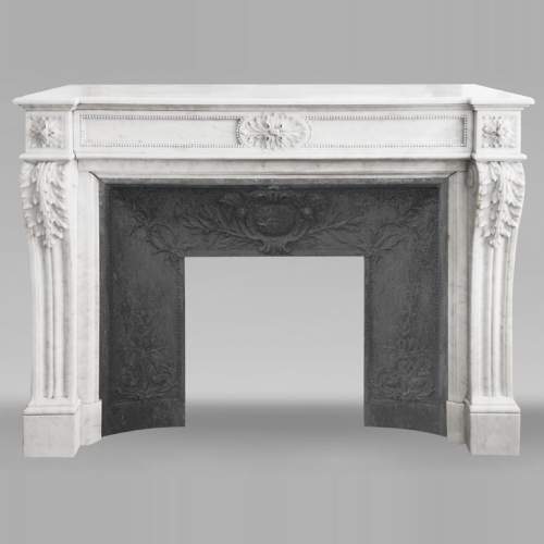 Cheminée de style Louis XVI en marbre de Carrare décorée d'un perlé