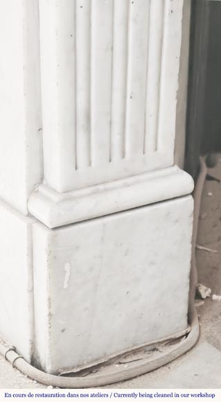 Cheminée de style Louis XVI à décor de perle, en marbre de Carrare Cheminée de style Louis XVI à décor de perle, en marbre de Carrare-5