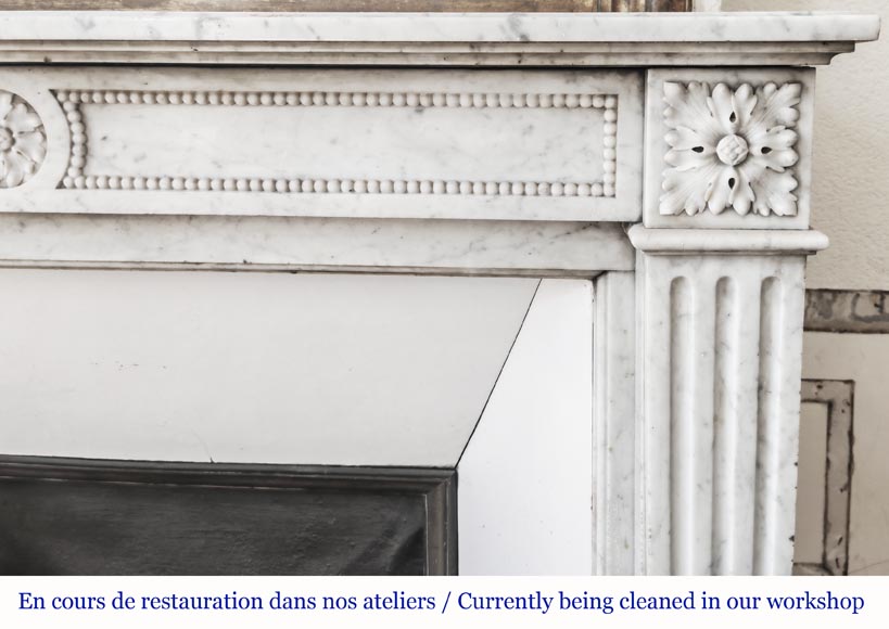 Cheminée de style Louis XVI à décor de perle, en marbre de Carrare Cheminée de style Louis XVI à décor de perle, en marbre de Carrare-7