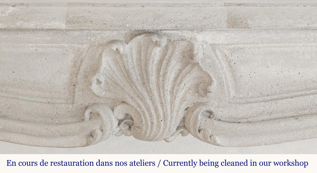 Cheminée de style Louis XV en pierre, décorée d'une coquille Cheminée de style Louis XV en pierre, décorée d'une coquille-1