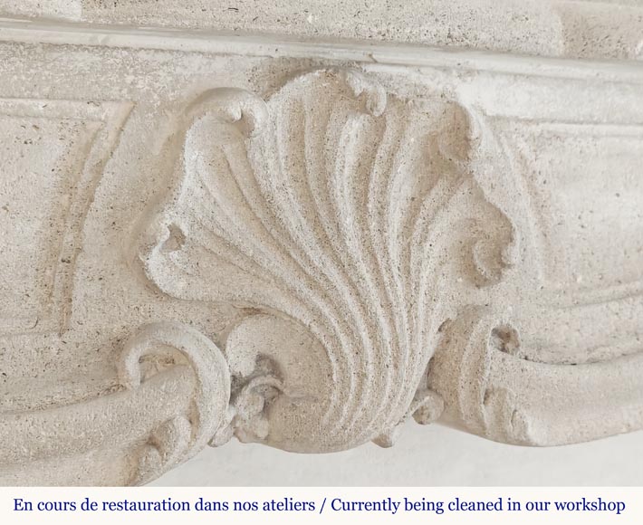 Cheminée de style Louis XV en pierre, décorée d'une coquille Cheminée de style Louis XV en pierre, décorée d'une coquille-2