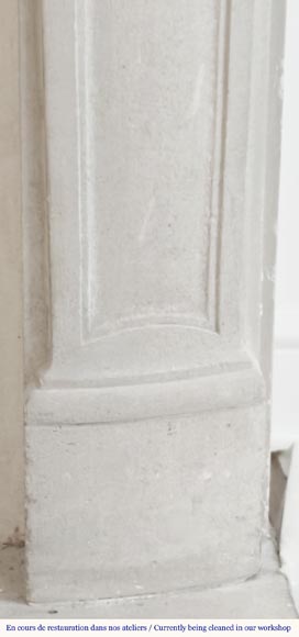 Cheminée de style Louis XV en pierre, décorée d'une coquille Cheminée de style Louis XV en pierre, décorée d'une coquille-8