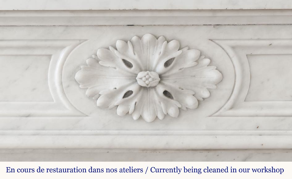 Cheminée de style Louis XVI en marbre de Carrare, décorée de feuille d'acanthe Cheminée de style Louis XVI en marbre de Carrare, décorée de feuille d'acanthe-1
