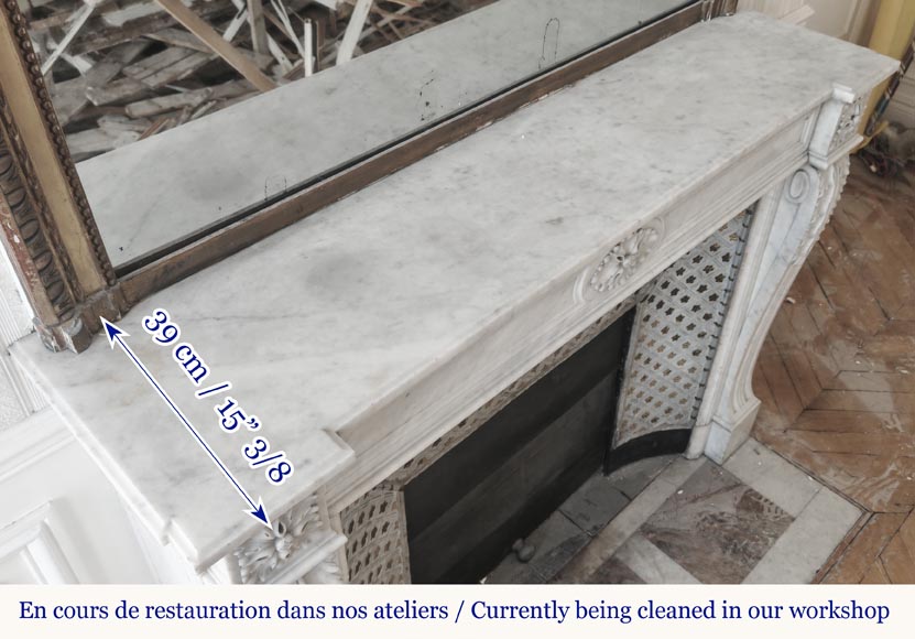 Cheminée de style Louis XVI en marbre de Carrare, décorée de feuille d'acanthe Cheminée de style Louis XVI en marbre de Carrare, décorée de feuille d'acanthe-10