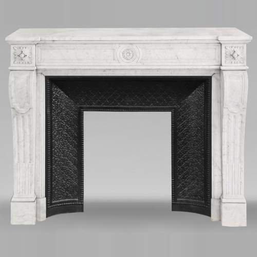 Cheminée de style Louis XVI en marbre de Carrare, décorée de fleurs de tournesol