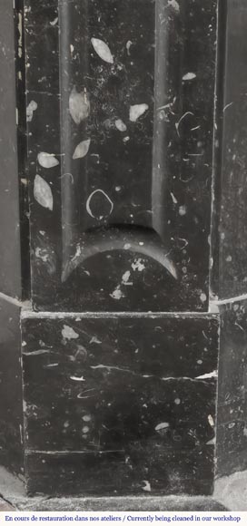 Cheminée de style Louis XV modèle Pompadour en marbre noir moucheté Cheminée de style Louis XV modèle Pompadour en marbre noir moucheté-4