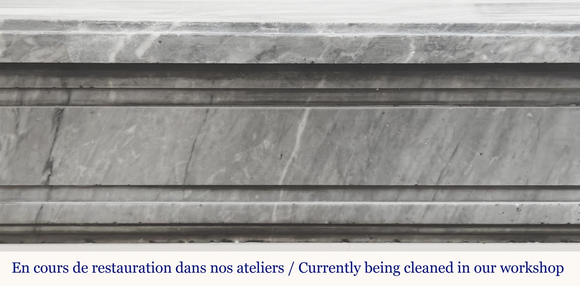 Cheminée d'époque Louis XVI en marbre bleu turquin, au décor de moulure Cheminée d'époque Louis XVI en marbre bleu turquin, au décor de moulure-1