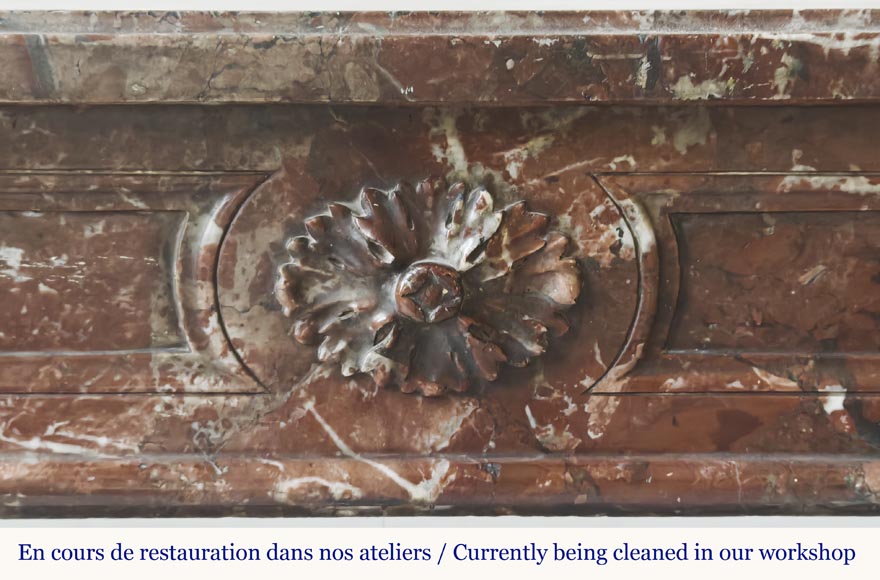 Cheminée d'époque Louis XVI en marbre rouge du nord, légèrement galbée Cheminée d'époque Louis XVI en marbre rouge du nord, légèrement galbée-1