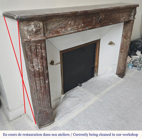 Cheminée d'époque Louis XVI en marbre rouge du nord, légèrement galbée Cheminée d'époque Louis XVI en marbre rouge du nord, légèrement galbée-2