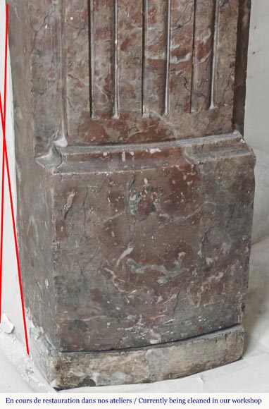 Cheminée d'époque Louis XVI en marbre rouge du nord, légèrement galbée Cheminée d'époque Louis XVI en marbre rouge du nord, légèrement galbée-4