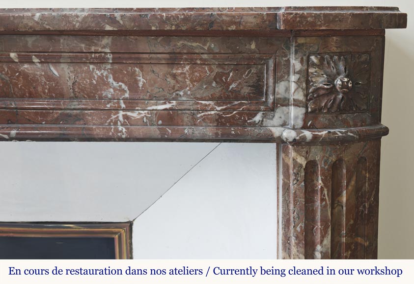 Cheminée d'époque Louis XVI en marbre rouge du nord, légèrement galbée Cheminée d'époque Louis XVI en marbre rouge du nord, légèrement galbée-6