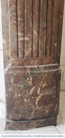 Cheminée d'époque Louis XVI en marbre rouge du nord, légèrement galbée Cheminée d'époque Louis XVI en marbre rouge du nord, légèrement galbée-7