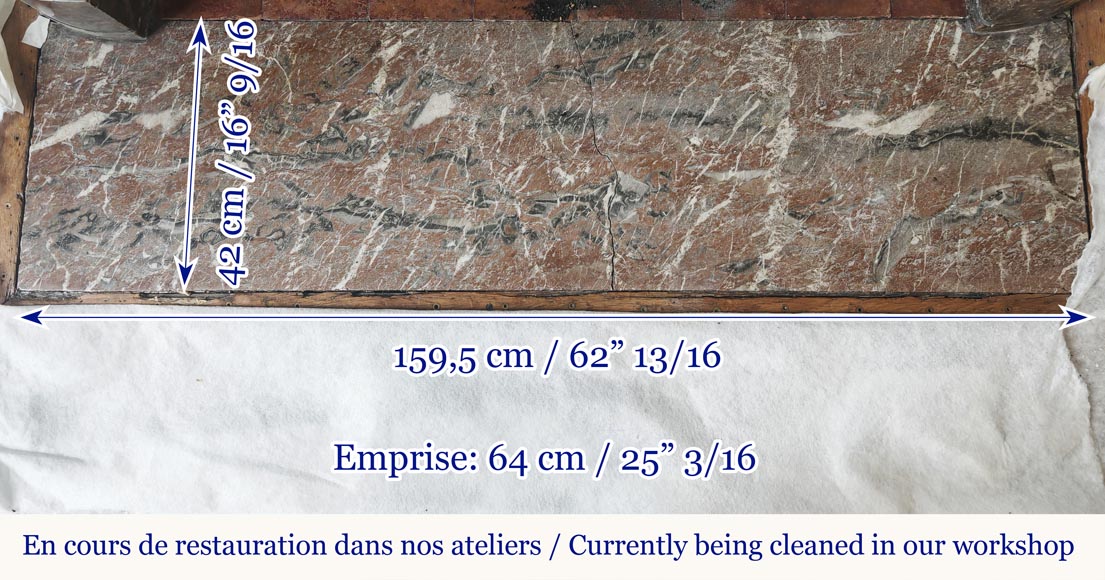 Cheminée d'époque Louis XVI en marbre rouge du nord, légèrement galbée Cheminée d'époque Louis XVI en marbre rouge du nord, légèrement galbée-8