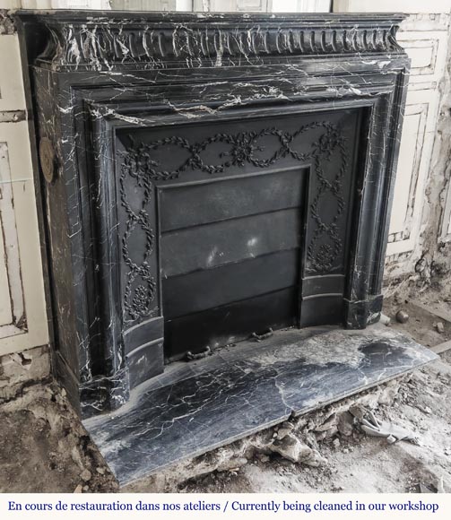 Cheminée de style Louis XIV à acrotère, en marbre Marquina Cheminée de style Louis XIV à acrotère, en marbre Marquina-2