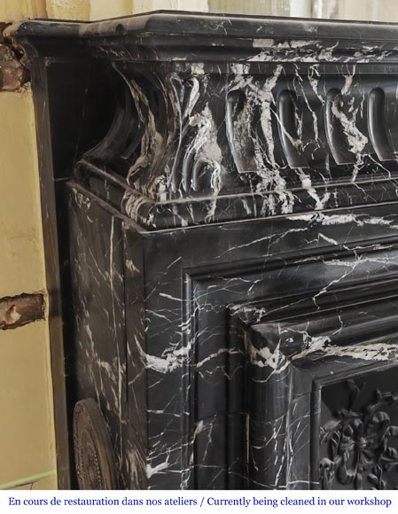 Cheminée de style Louis XIV à acrotère, en marbre Marquina Cheminée de style Louis XIV à acrotère, en marbre Marquina-3