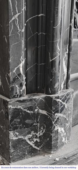 Cheminée de style Louis XIV à acrotère, en marbre Marquina Cheminée de style Louis XIV à acrotère, en marbre Marquina-4