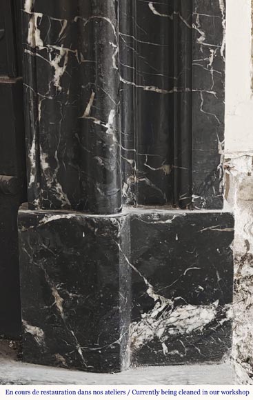 Cheminée de style Louis XIV à acrotère, en marbre Marquina Cheminée de style Louis XIV à acrotère, en marbre Marquina-7