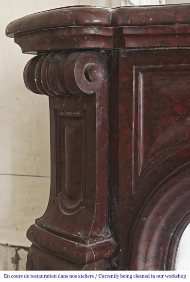 Cheminée galbée de style Louis XV modèle Pompadour, en marbre griotte Cheminée galbée de style Louis XV modèle Pompadour, en marbre griotte-4