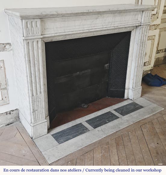 Cheminée de style Louis XVI à cannelure, en marbre de Carrare Cheminée de style Louis XVI à cannelure, en marbre de Carrare-2
