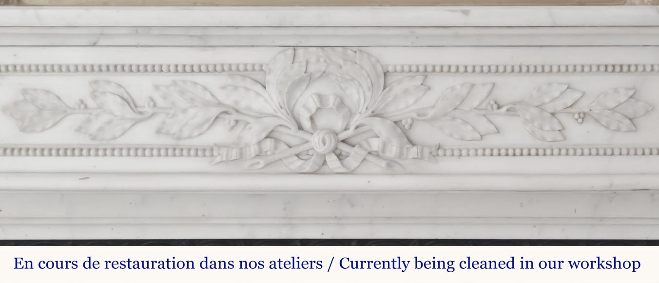 Cheminée galbée de style Louis XVI à décor de perlé, en marbre demi statuaire Cheminée galbée de style Louis XVI à décor de perlé, en marbre demi statuaire-1