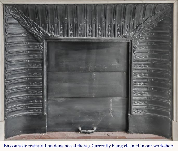 Cheminée galbée de style Louis XVI à décor de perlé, en marbre demi statuaire Cheminée galbée de style Louis XVI à décor de perlé, en marbre demi statuaire-11