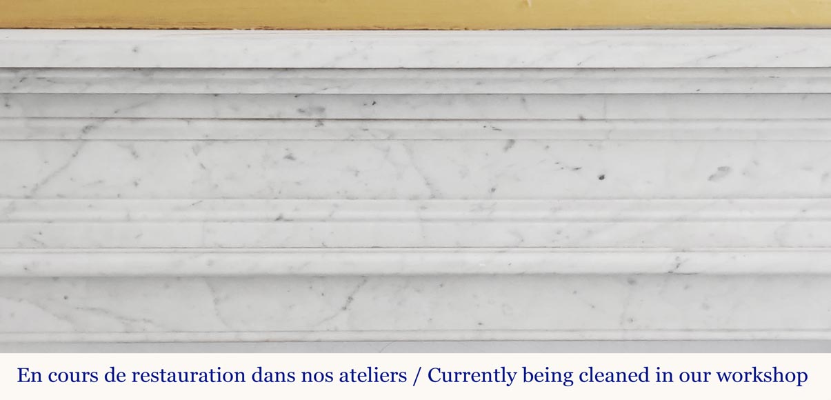 Cheminée de style Louis XVI à décor mouluré, en marbre de Carrare Cheminée de style Louis XVI à décor mouluré, en marbre de Carrare-1