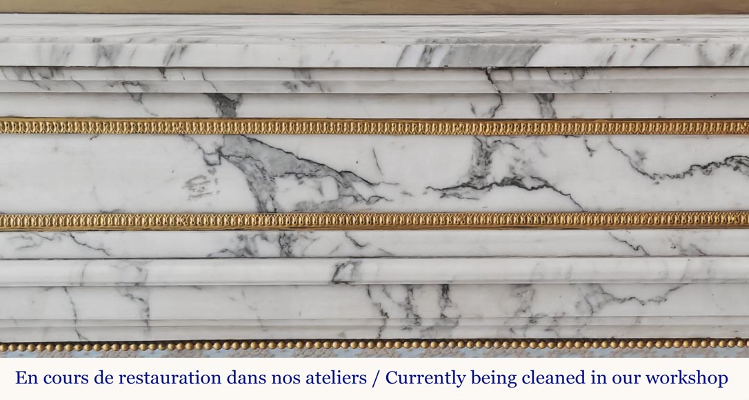 Cheminée de style Louis XVI en marbre Arabescato, à décor de bronze Cheminée de style Louis XVI en marbre Arabescato, à décor de bronze-1