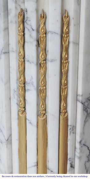 Cheminée de style Louis XVI en marbre Arabescato, à décor de bronze Cheminée de style Louis XVI en marbre Arabescato, à décor de bronze-4