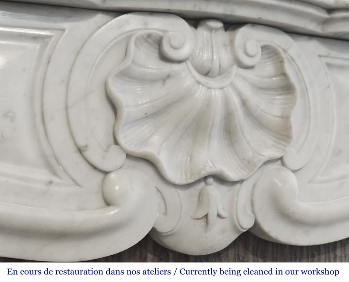 Cheminée de style Louis XV en marbre de Carrare, décorée de trois coquilles Cheminée de style Louis XV en marbre de Carrare, décorée de trois coquilles-2