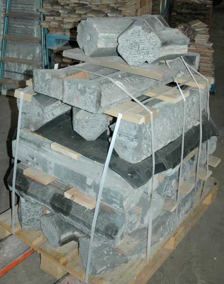 Fenêtre de style néo-gothique en pierre de Soignies Fenêtre de style néo-gothique en pierre de Soignies-1