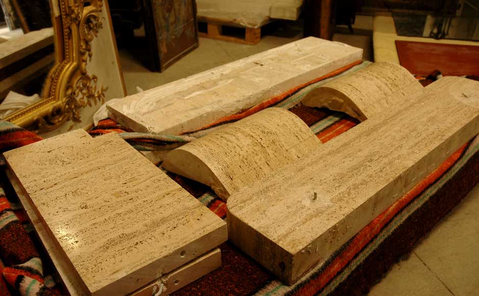 Cheminée en travertin de 1940 avec mur de miroirs Cheminée en travertin de 1940 avec mur de miroirs-1