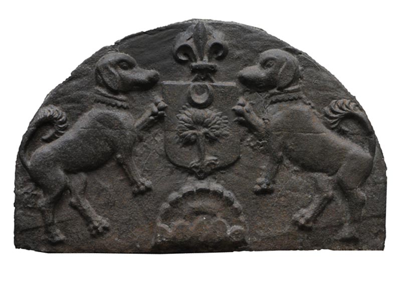 Plaque de cheminée ancienne au blason armorié et aux chiens Plaque de cheminée ancienne au blason armorié et aux chiens-0