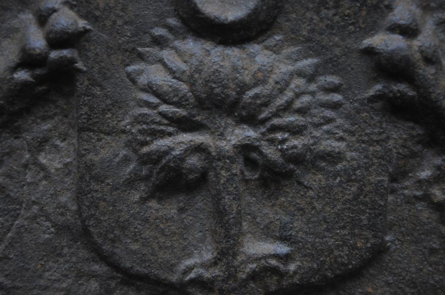 Plaque de cheminée ancienne au blason armorié et aux chiens Plaque de cheminée ancienne au blason armorié et aux chiens-4