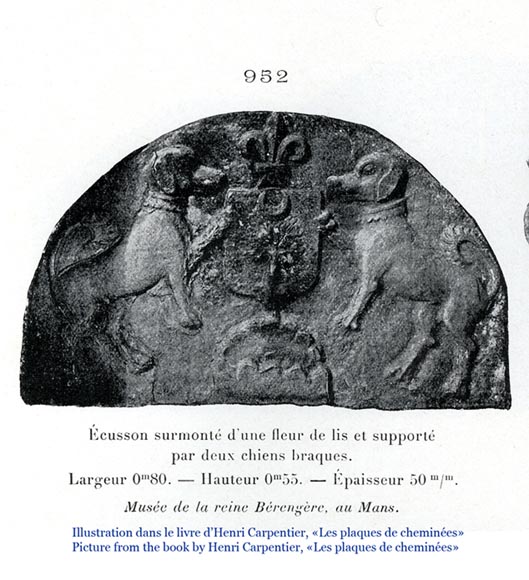 Plaque de cheminée ancienne au blason armorié et aux chiens Plaque de cheminée ancienne au blason armorié et aux chiens-5