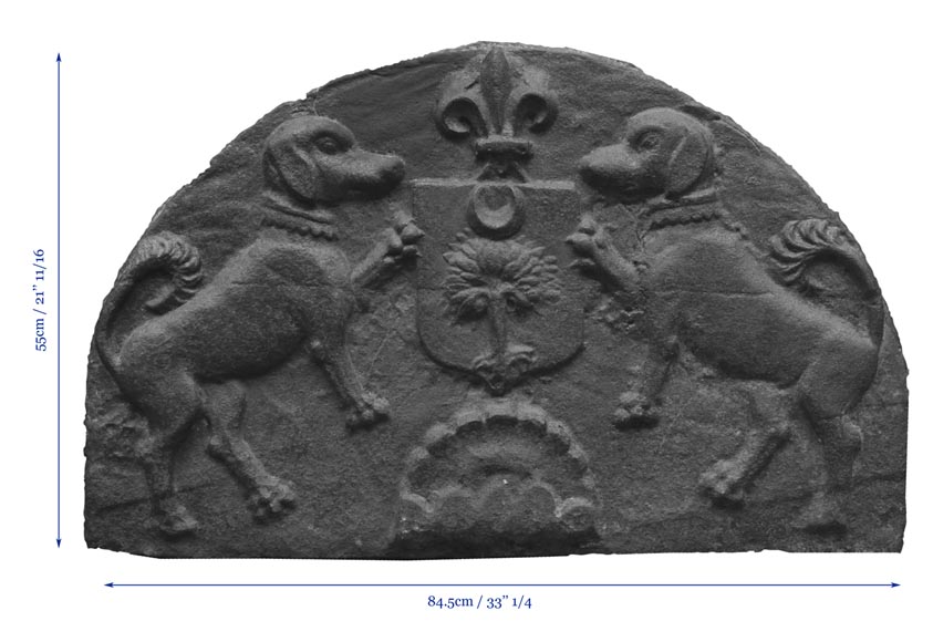 Plaque de cheminée ancienne au blason armorié et aux chiens Plaque de cheminée ancienne au blason armorié et aux chiens-7
