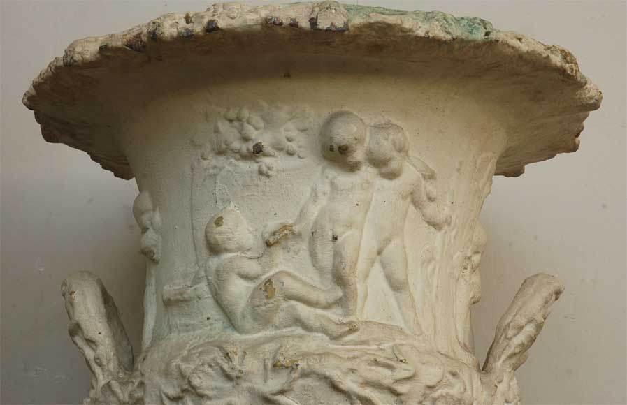 Paire de vases en plomb aux putti du XIXè siècle Paire de vases en plomb aux putti du XIXè siècle-8