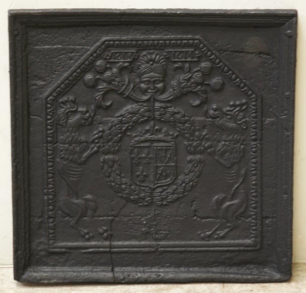 Plaque de cheminée aux armes de France et de Navarre datée de 1613 Plaque de cheminée aux armes de France et de Navarre datée de 1613-0
