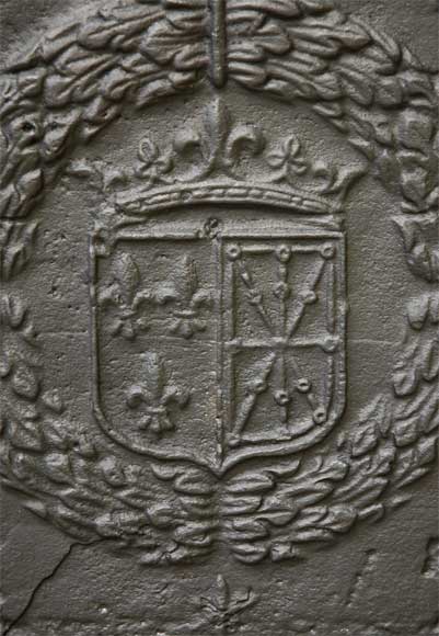 Plaque de cheminée aux armes de France et de Navarre datée de 1613 Plaque de cheminée aux armes de France et de Navarre datée de 1613-2