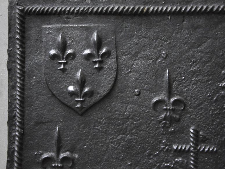 Plaque de cheminée d'époque gothique Plaque de cheminée d'époque gothique-1