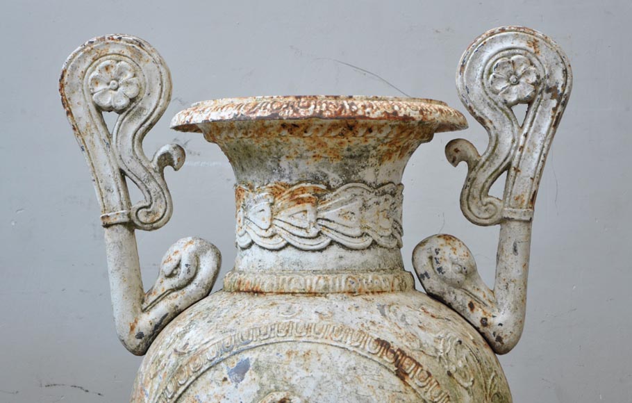 Paire de vases anciens en fonte à décor de putti Paire de vases anciens en fonte à décor de putti-4