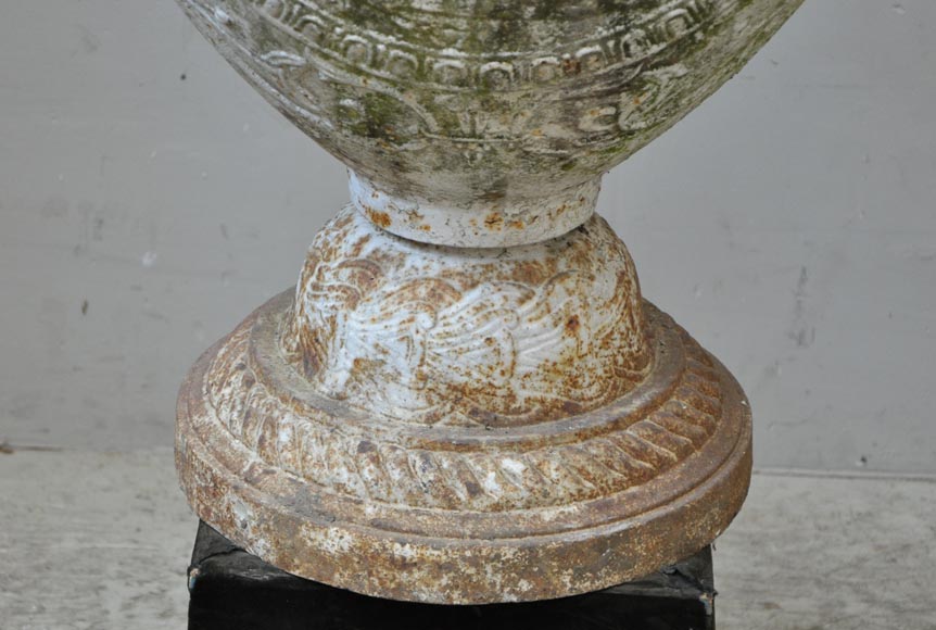 Paire de vases anciens en fonte à décor de putti Paire de vases anciens en fonte à décor de putti-5