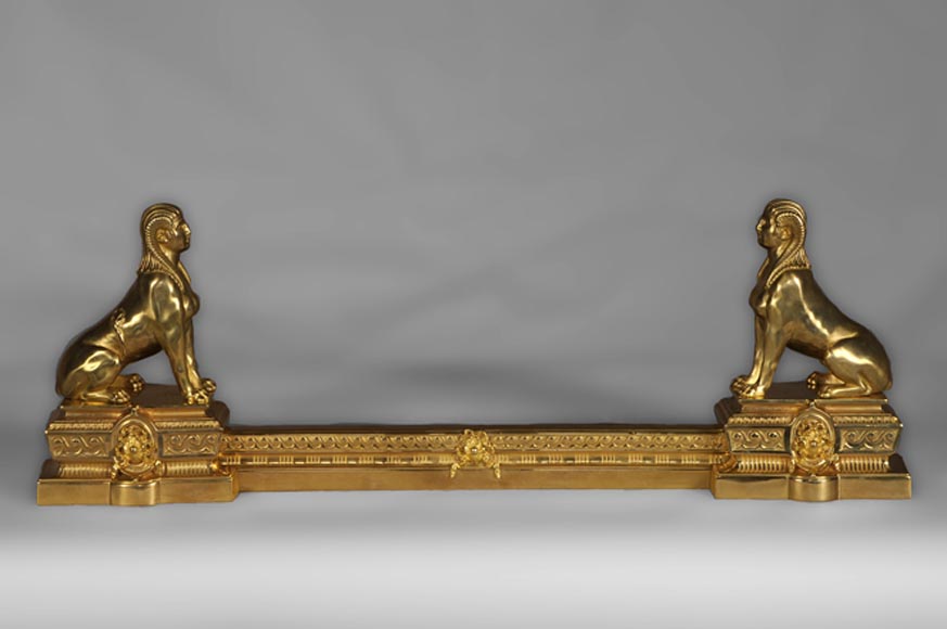 Barre de chenêts ancienne aux sphinges, en bronze redoré Barre de chenêts ancienne aux sphinges, en bronze redoré-0