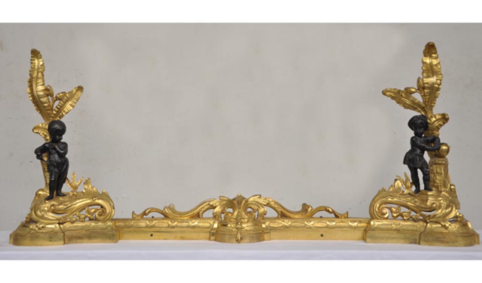 Barre de chenets ancienne en bronze à deux patines aux enfants africains Barre de chenets ancienne en bronze à deux patines aux enfants africains-0